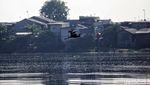 TNI AL Gerebek Sampah dan Lumpur di Waduk Pluit