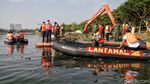 TNI AL Gerebek Sampah dan Lumpur di Waduk Pluit