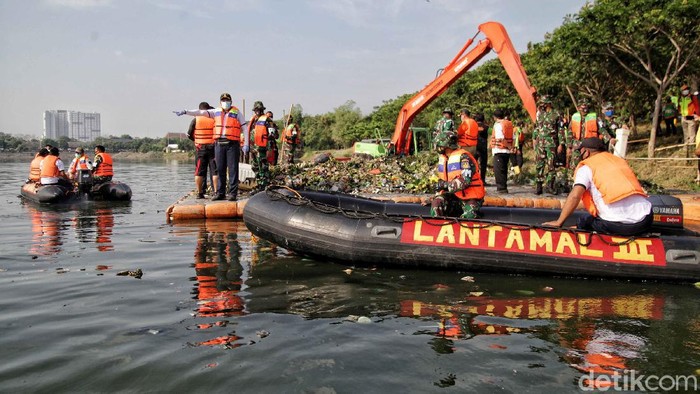 Petugas gabungan melakukan patroli di sela-sela membersihkan sampah dan lumpur dalam acara Gerakan Gerebek Sampah dan Lumpur Waduk Pluit, Jakarta Utara, Jumat (2/10). Kegiatan ini bertujuan meningkatkan kapasitas daya tampung waduk sebagai salah satu upaya keseriusan dalam mengantisipasi genangan di musim penghujan.