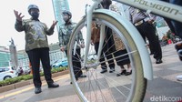 Anies meninjau fasilitas jalan dan trotoar yang memerlukan perbaikan.