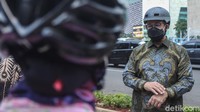 Selain mengenakan masker, Anies juga terlihat memakai helm sepeda untuk keselamatan.