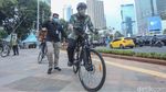 Momen Anies Tinjau Fasilitas Publik Sambil Gowes