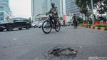 Momen Anies Tinjau Fasilitas Publik Sambil Gowes