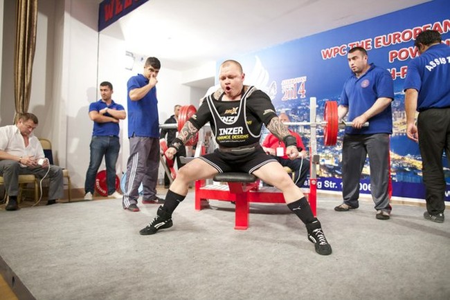 Anna memang kerap kali berdandan dan mengenakan pakaian seperti layaknya seorang pria. Bahkan karena dinilai terlalu macho, Anna sampai pernah dicegat dan tidak diperbolehkan untuk naik pesawat. Foto: Facebook/Anna Turaeva