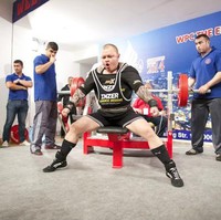 Anna memang kerap kali berdandan dan mengenakan pakaian seperti layaknya seorang pria. Bahkan karena dinilai terlalu macho, Anna sampai pernah dicegat dan tidak diperbolehkan untuk naik pesawat. Foto: Facebook/Anna Turaeva