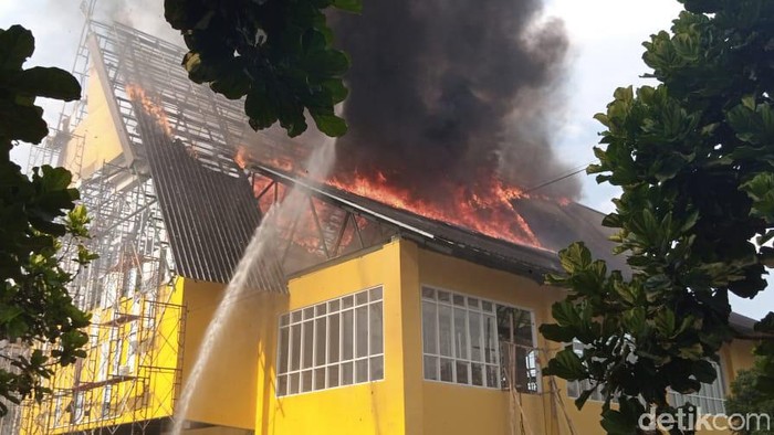 Atap gedung SLRT Bandung terbakar