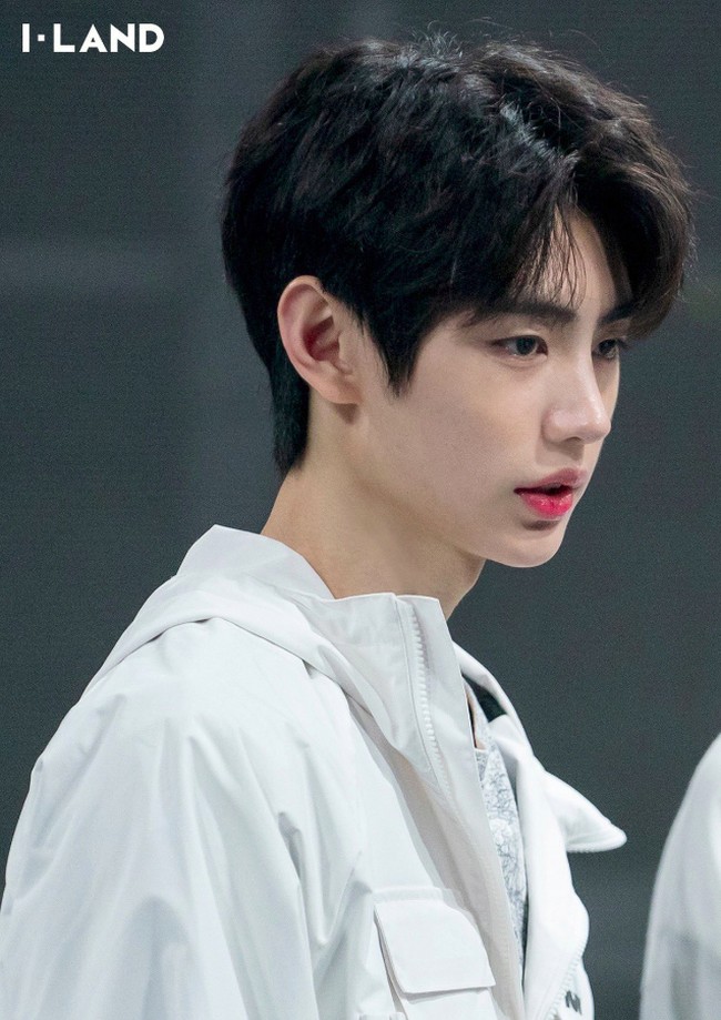 Sebelum berpartisipasi dalam program I LAND, Park Sung Hoon sudah dikenal sebagai seorang atlet es skating tampan. Dulu banyak orang memuji wajahnya imut mirip idol, kini pria 18 tahun tersebut benar-benar menjadi artis KPop. Personel ENHYPEN itu sejak kecil telah banyak menjuarai pertandingan baik di dalam maupun luar negeri. Foto: Instagram