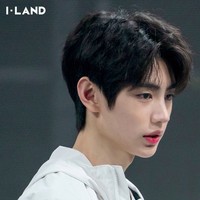 Sebelum berpartisipasi dalam program I LAND, Park Sung Hoon sudah dikenal sebagai seorang atlet es skating tampan. Dulu banyak orang memuji wajahnya imut mirip idol, kini pria 18 tahun tersebut benar-benar menjadi artis KPop. Personel ENHYPEN itu sejak kecil telah banyak menjuarai pertandingan baik di dalam maupun luar negeri. Foto: Instagram