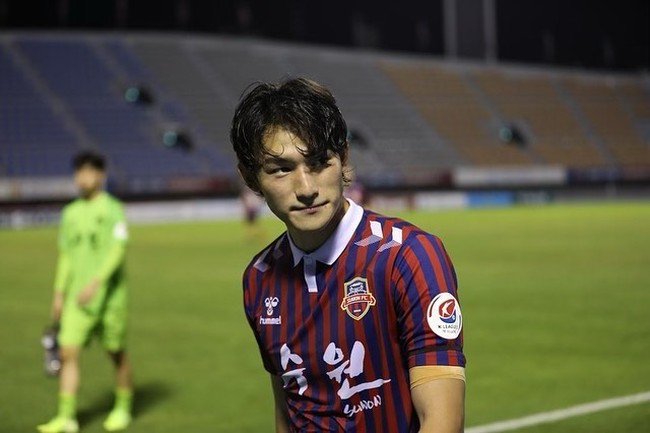 Pemain bola lain yang terkenal karena kemampuan dan visualnya yang mirip aktor drama adalah Cho Yu Min. Atlet ganteng tersebut kini bermain untuk Suwon FC. Gelandang tengah berusia 23 tahun tersebut pernah memenangkan medali emas bersama timnas Korea Selatan U-23 saat Asian Games 2018. Foto: Instagram