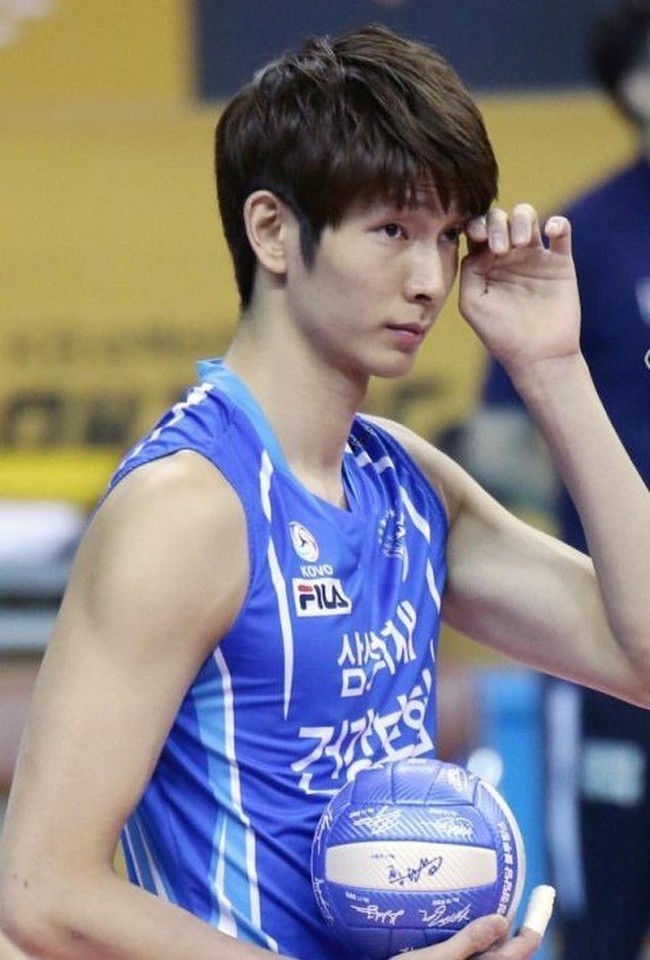 Atlet lain yang jadi perhatian para penonton wanita karena visualnya adalah Yoo Yoon Sik. Atlet voli yang bermain untuk Daejon Samsung Bluefangs tersebut juga bergabung dengan timnas Korea Selatan pada ajang Liga Dunia FIVB. Pria 31 tahun itu punya penampilan ganteng dengan fitur-fitur wajah yang tajam seperti para aktor di drama Korea. Foto: AllKPop