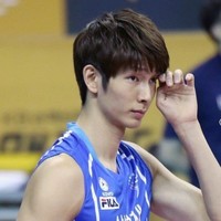 Atlet lain yang jadi perhatian para penonton wanita karena visualnya adalah Yoo Yoon Sik. Atlet voli yang bermain untuk Daejon Samsung Bluefangs tersebut juga bergabung dengan timnas Korea Selatan pada ajang Liga Dunia FIVB. Pria 31 tahun itu punya penampilan ganteng dengan fitur-fitur wajah yang tajam seperti para aktor di drama Korea. Foto: AllKPop