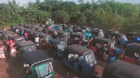 Selama balapan ada 8 titik lokasi yang menjadi tempat pemberhentian sekaligus terdapat ada tantangan khusus. Ada tantangan kecepatan, ketahanan, tanjakan, medan sulit dan lain-lain. Melihat bagaimana perjuangan para peserta dalam video terlihat balapan Rally Bajaj ini sangat menantang tapi juga sangat menyenangkan. Foto: Youtube: Vimarshanath Motagedara