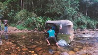 Tidak hanya itu, beberapa kali juga asistennya membantu bajaj untuk mendaki tanjakan yang berat. Tidak jarang juga Bajaj terguling dan asisten ini pula yang membantu mengembalikan posisi Bajaj kembali ke jalur balapan. Foto: Youtube: Vimarshanath Motagedara