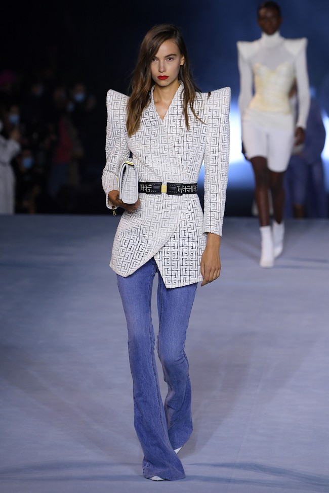 Fahion show Balmain menghadirkan koleksi Spring Summer 2021 di Paris Fashion Week. Foto: Getty Images/Pascal Le Segretain