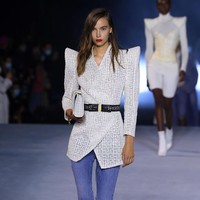 Fahion show Balmain menghadirkan koleksi Spring Summer 2021 di Paris Fashion Week. Foto: Getty Images/Pascal Le Segretain