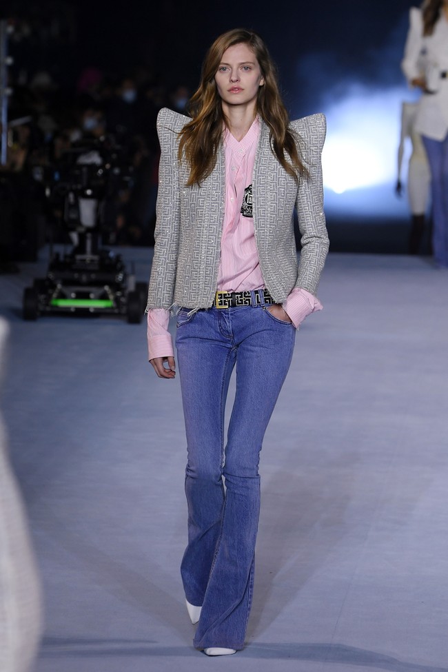 Fahion show Balmain menghadirkan koleksi Spring Summer 2021 di Paris Fashion Week. Foto: Getty Images/Pascal Le Segretain