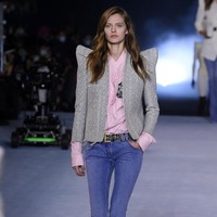 Fahion show Balmain menghadirkan koleksi Spring Summer 2021 di Paris Fashion Week. Foto: Getty Images/Pascal Le Segretain