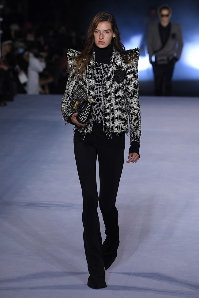 Fahion show Balmain menghadirkan koleksi Spring Summer 2021 di Paris Fashion Week. Foto: Getty Images/Pascal Le Segretain