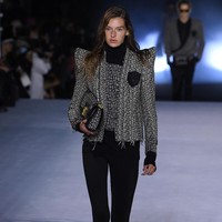Fahion show Balmain menghadirkan koleksi Spring Summer 2021 di Paris Fashion Week. Foto: Getty Images/Pascal Le Segretain