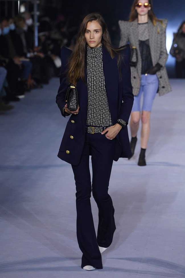 Fahion show Balmain menghadirkan koleksi Spring Summer 2021 di Paris Fashion Week. Foto: Getty Images/Pascal Le Segretain