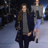 Fahion show Balmain menghadirkan koleksi Spring Summer 2021 di Paris Fashion Week. Foto: Getty Images/Pascal Le Segretain