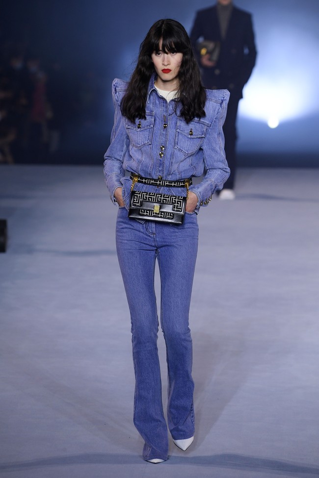 Fahion show Balmain menghadirkan koleksi Spring Summer 2021 di Paris Fashion Week. Foto: Getty Images/Pascal Le Segretain