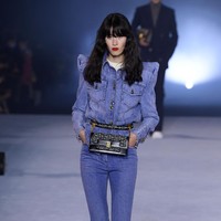 Fahion show Balmain menghadirkan koleksi Spring Summer 2021 di Paris Fashion Week. Foto: Getty Images/Pascal Le Segretain