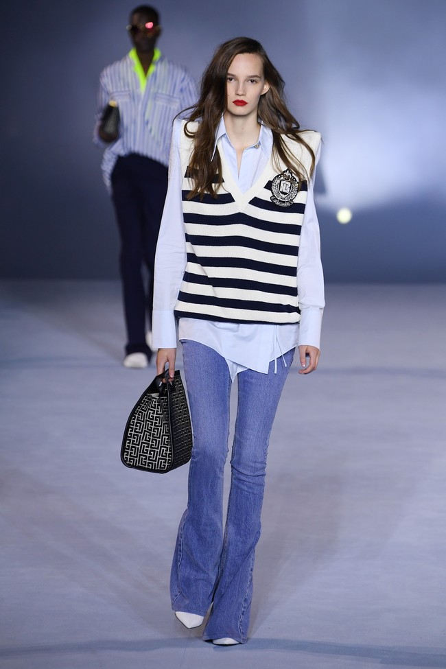 Fahion show Balmain menghadirkan koleksi Spring Summer 2021 di Paris Fashion Week. Foto: Getty Images/Pascal Le Segretain