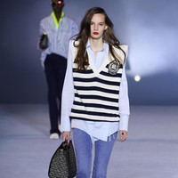 Fahion show Balmain menghadirkan koleksi Spring Summer 2021 di Paris Fashion Week. Foto: Getty Images/Pascal Le Segretain