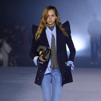 Fahion show Balmain menghadirkan koleksi Spring Summer 2021 di Paris Fashion Week. Foto: Getty Images/Pascal Le Segretain