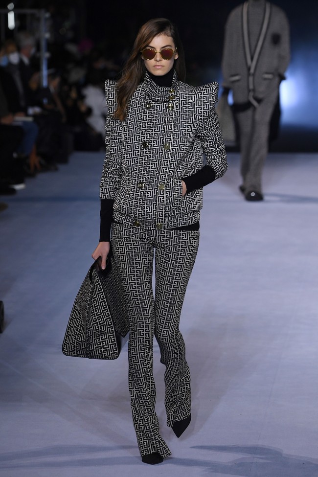 Fahion show Balmain menghadirkan koleksi Spring Summer 2021 di Paris Fashion Week. Foto: Getty Images/Pascal Le Segretain