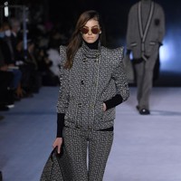 Fahion show Balmain menghadirkan koleksi Spring Summer 2021 di Paris Fashion Week. Foto: Getty Images/Pascal Le Segretain