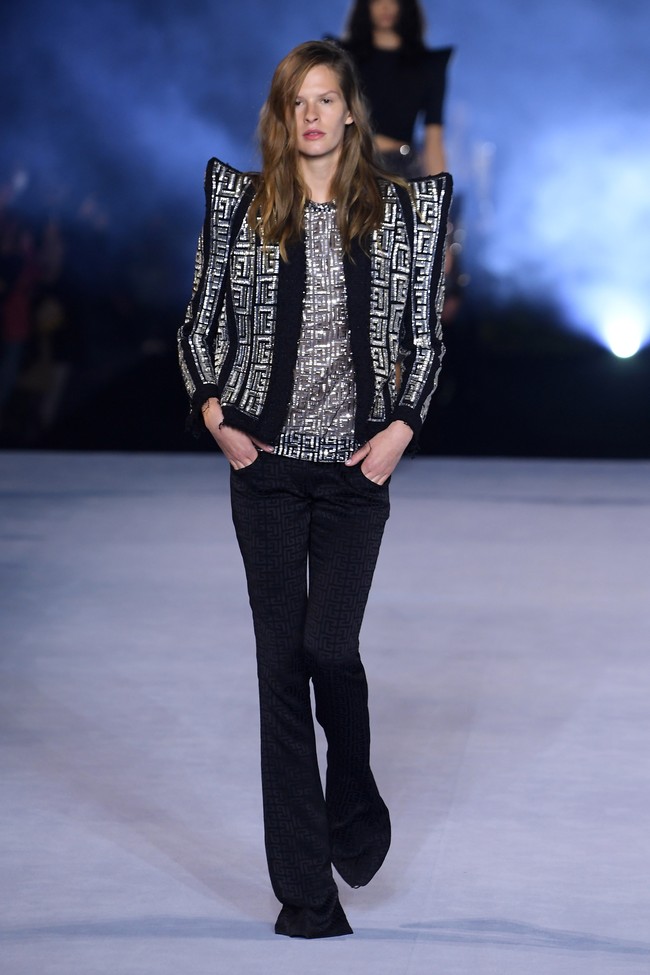 Fahion show Balmain menghadirkan koleksi Spring Summer 2021 di Paris Fashion Week. Foto: Getty Images/Pascal Le Segretain