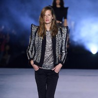 Fahion show Balmain menghadirkan koleksi Spring Summer 2021 di Paris Fashion Week. Foto: Getty Images/Pascal Le Segretain