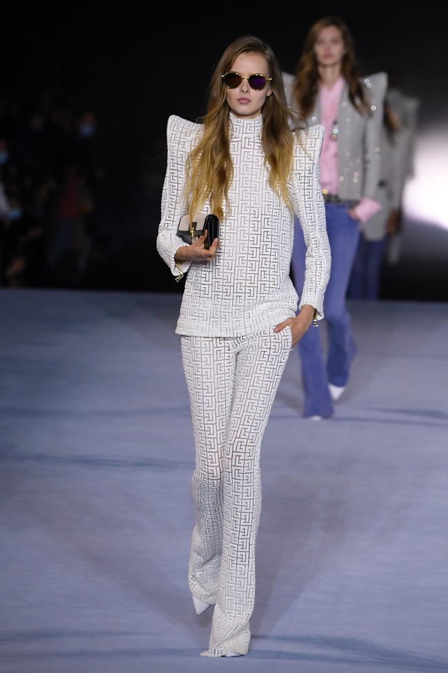 Fahion show Balmain menghadirkan koleksi Spring Summer 2021 di Paris Fashion Week. Foto: Getty Images/Pascal Le Segretain
