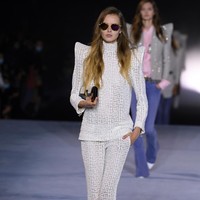 Fahion show Balmain menghadirkan koleksi Spring Summer 2021 di Paris Fashion Week. Foto: Getty Images/Pascal Le Segretain