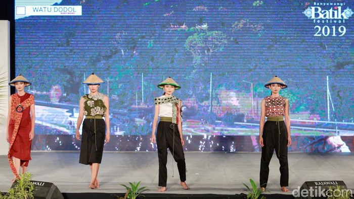 Di Hari Batik, para penggiat batik Banyuwangi mengajak masyarakat lebih mengenal dan mencintai batik. Batik Banyuwangi dikenal dengan motif yang kuat karena filosofi di baliknya.