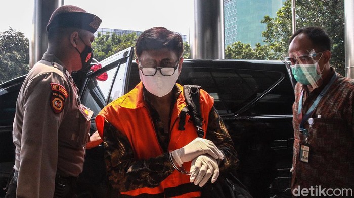 Dituntut 7 Tahun Penjara, Terdakwa Kasus Bakamla Rahardjo Pratjihno Halau Kamera Wartawan. Ini foto-fotonya.