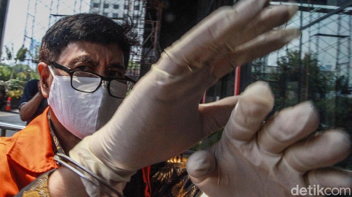 Berani Korupsi Rp 60 M, Kok Difoto Aja Malu-malu Dituntut 7 Tahun Penjara, Terdakwa Kasus Bakamla Rahardjo Pratjihno Halau Kamera Wartawan. Ini foto-fotonya.