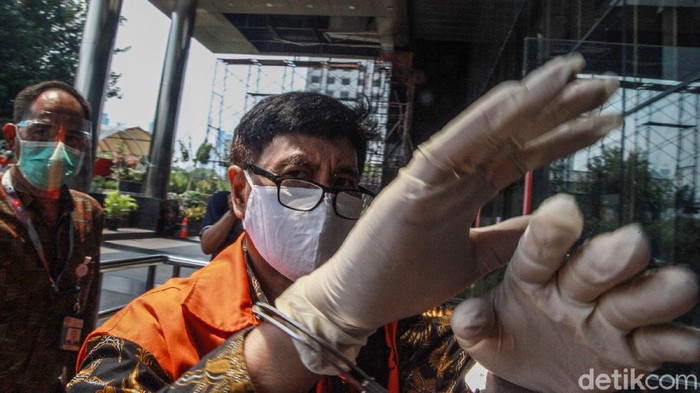 Dituntut 7 Tahun Penjara, Terdakwa Kasus Bakamla Rahardjo Pratjihno Halau Kamera Wartawan. Ini foto-fotonya.