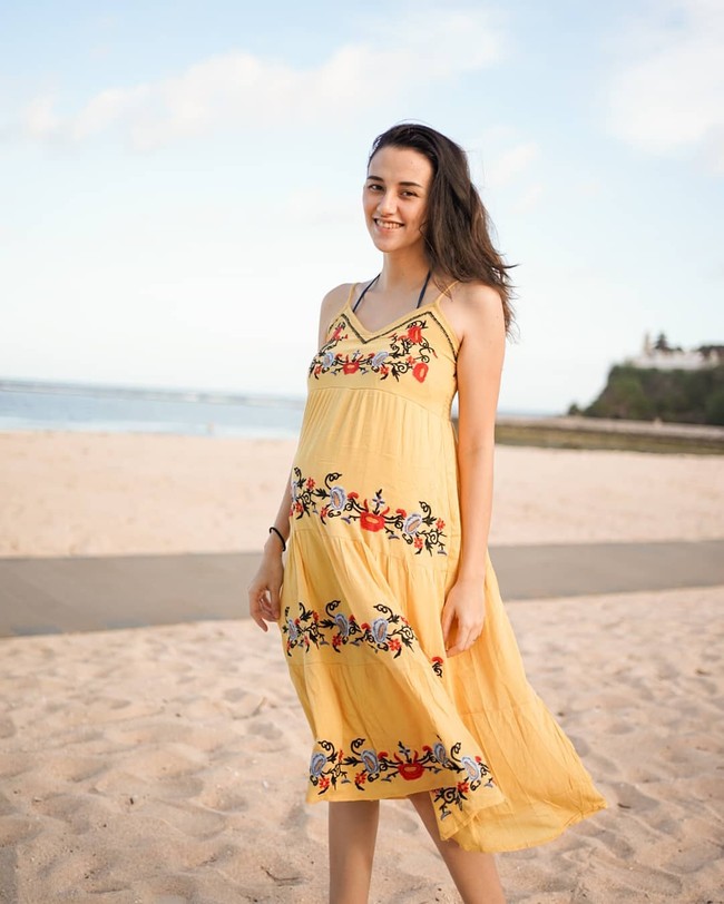 Terakhir ada Dahlia Poland yang juga memutuskan untuk menikah muda di usia 18 tahun. Dahlia menikah dengan Fandy Christian pada 24 November 2015 dan kini telah dikaruniai 3 orang anak. Foto: Instagram @dahliachr