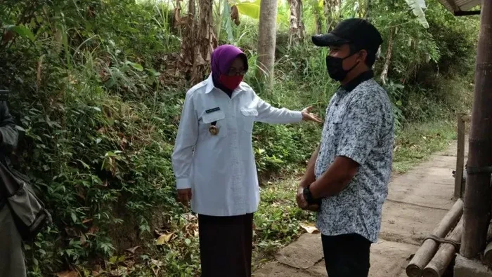Wakil Bupati Sleman, Sri Muslimatun saat berkunjung ke Desa Wisata Grogol.
