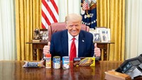 Donald Trump dikenal sebagai pemimpin yang kerap melontarkan hal kontroversial. Sosok pengusaha sukses ini juga suka lho menyantap biskuit cokelat. Foto: Instagram @realdonaldtrump @flotus
