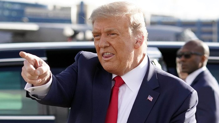 Donald Trump dan Melania Trump President Donald Trump and first lady Melania Trump walks off stage at the end of the first presidential debate Tuesday, Sept. 29, 2020, at Case Western University and Cleveland Clinic, in Cleveland, Ohio. (AP Photo/Julio Cortez)