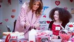 Momen Donald Trump Makan Hot Dog dan Melania Bikin Dessert