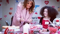 Melania Trump dulunya seorang model di Amerika. Wajah cantiknya hingga saat ini masih terpancar. Seperti yang terlihat di momennya membuat dessert pada hari Valentine lalu. Foto: Instagram @realdonaldtrump @flotus