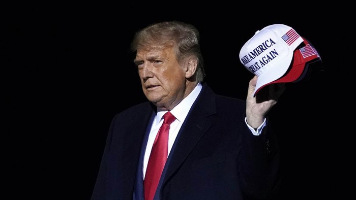President Donald Trump and first lady Melania Trump walks off stage at the end of the first presidential debate Tuesday, Sept. 29, 2020, at Case Western University and Cleveland Clinic, in Cleveland, Ohio. (AP Photo/Julio Cortez)