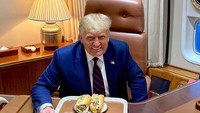 Donald Trump dikenal sebagai sosok yang doyan makanan cepat saji. Salah satunya hot dog dengan isian olahan daging yang penuh. Ia menikmatinya saat berkunjung ke Philadelphia, Pennsylvania. Foto: Instagram @realdonaldtrump @flotus