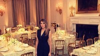 Walaupun telah berusia 50 tahun, Melania Trump tetap memancarkan aura cantiknya. Dengan gaun panjang berwarna hitam, Melania berpose di White House saat akan makan malam. Foto: Instagram @realdonaldtrump @flotus