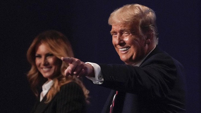 Donald Trump dan Melania Trump President Donald Trump and first lady Melania Trump walks off stage at the end of the first presidential debate Tuesday, Sept. 29, 2020, at Case Western University and Cleveland Clinic, in Cleveland, Ohio. (AP Photo/Julio Cortez)